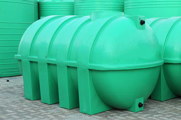 Horizontal water-filled depot or tank
